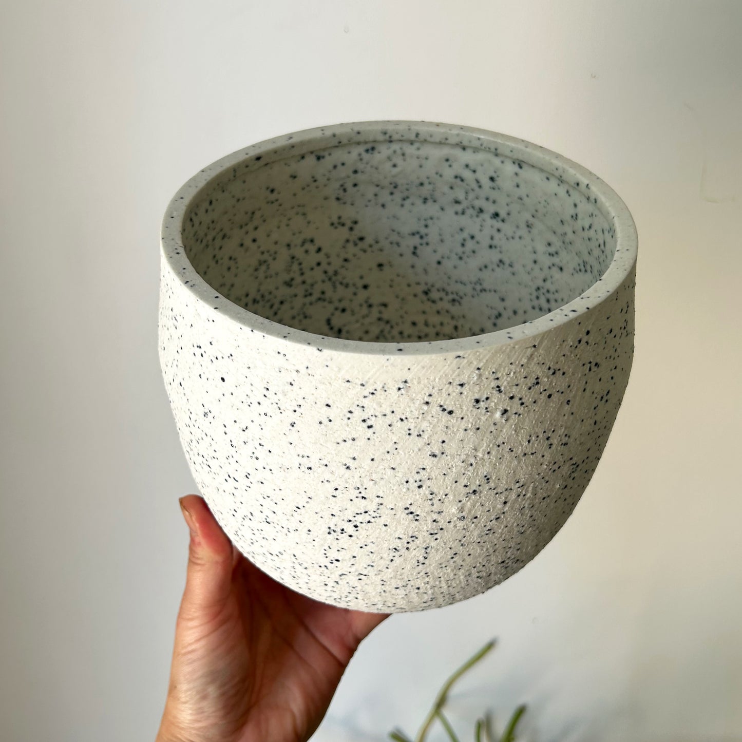 KENJI textured ceramic pot (6”x6”)